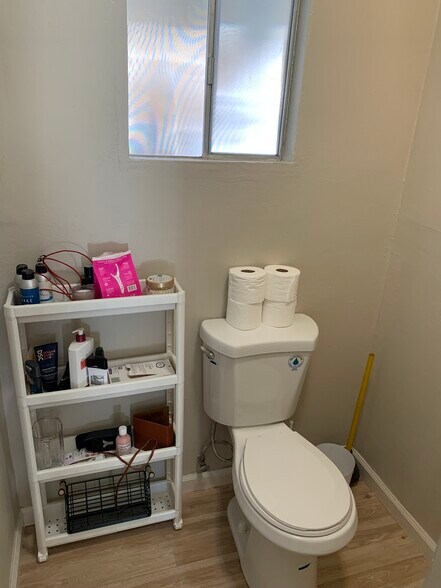 Building Photo - 1050 E 8th St