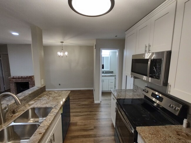 Building Photo - Remodeled 2 Bedroom 2 Bath Condo - Univers...