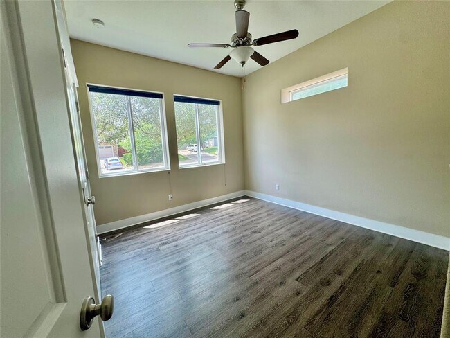 Building Photo - 800 Waterfall Way