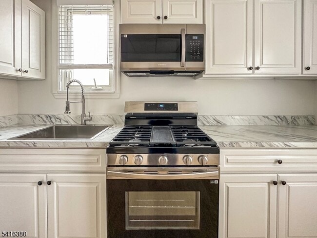 Building Photo - 114 E Main St