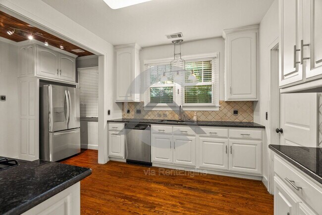 Building Photo - 1615 N Taylor St