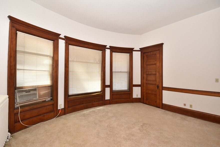 Huge Master BR, high ceilings - 1751 N Cambridge Ave