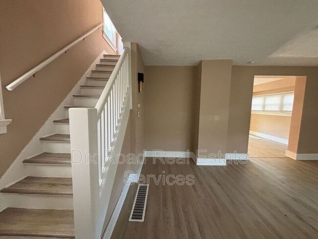 Building Photo - 217 Fernwood Ave
