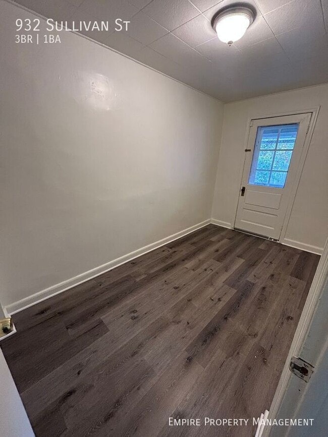 Building Photo - 932 Sullivan St