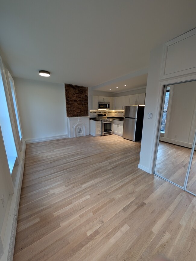 Building Photo - 161 Gates Ave