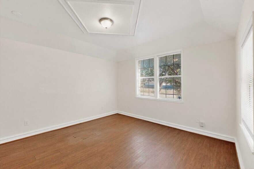 Building Photo - 5645 Santa Fe Ave