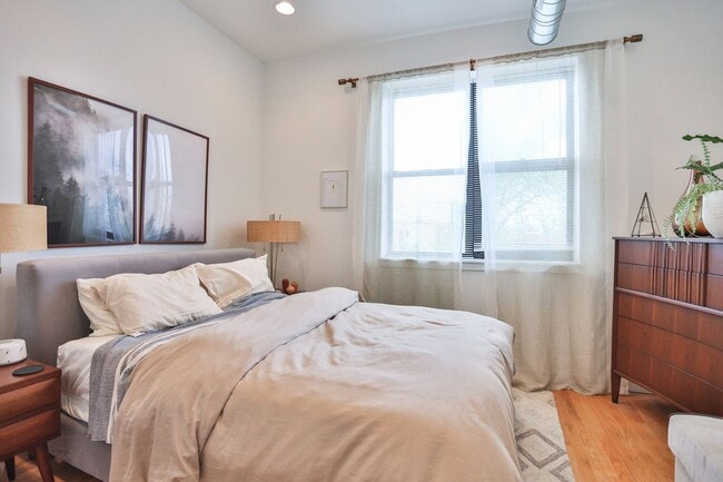 Building Photo - Great 1 Bedroom Apt. Exposed Brick, High Ceilings, All New. Great Location.