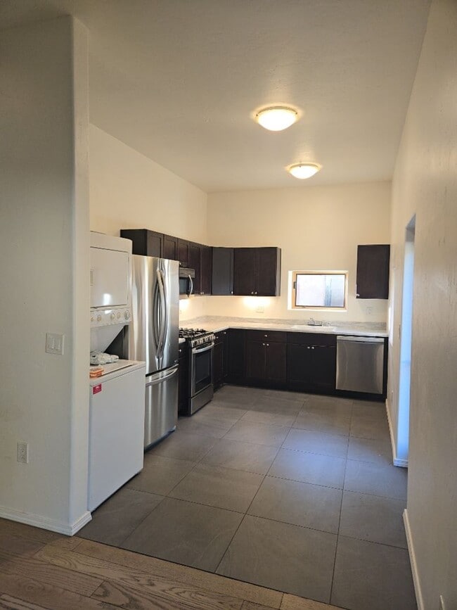 Building Photo - 2 Bedroom, 1 Bathroom Home! Schedule a Showing Soon!