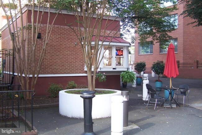Building Photo - 1121 Arlington Blvd