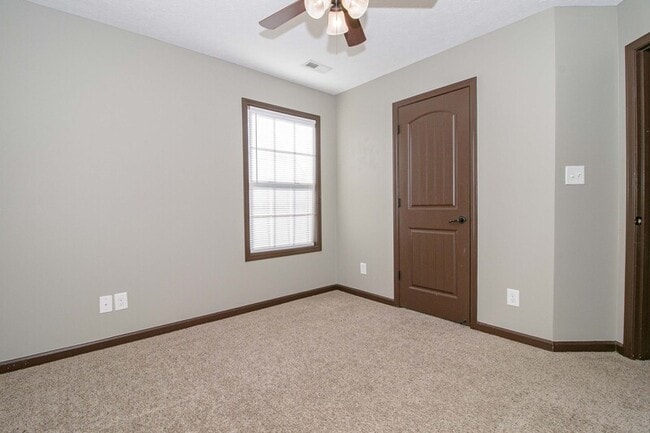 Building Photo - 1450 Raven Rd