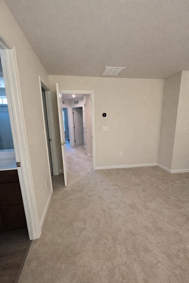 Building Photo - Move-in ready Townhome!
