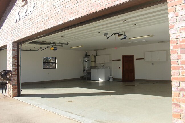 Building Photo - 18655 Oak Ridge Ln