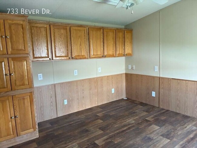 Building Photo - 733 W Bever Dr