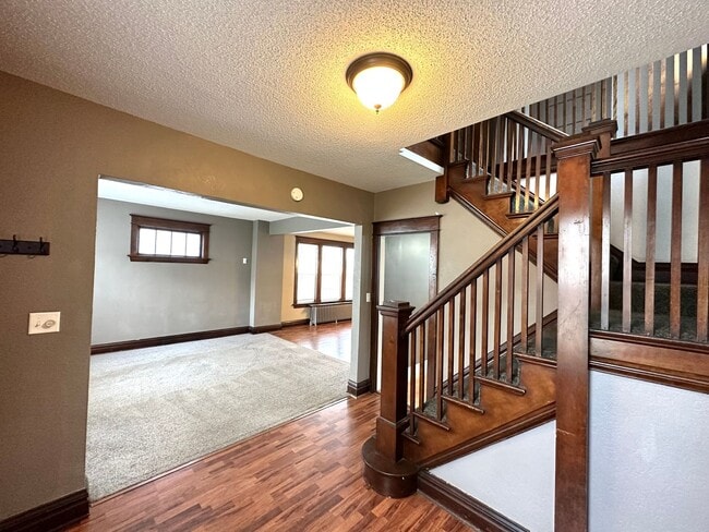 Building Photo - AVAILABLE Now - 3 Bed, 1 Bath