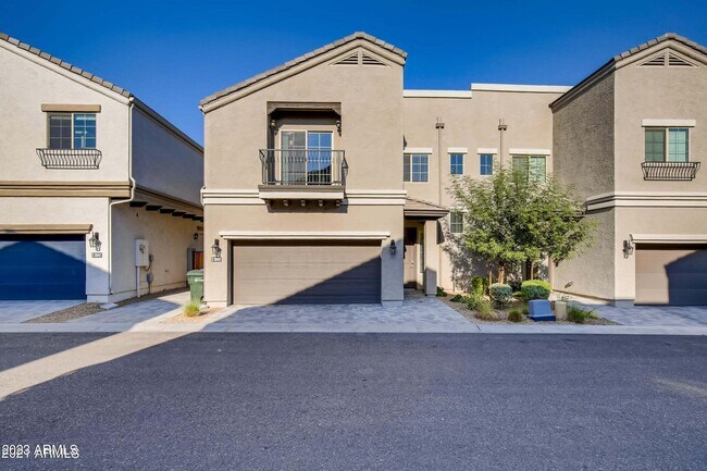 Building Photo - 3043 N 33rd Pl