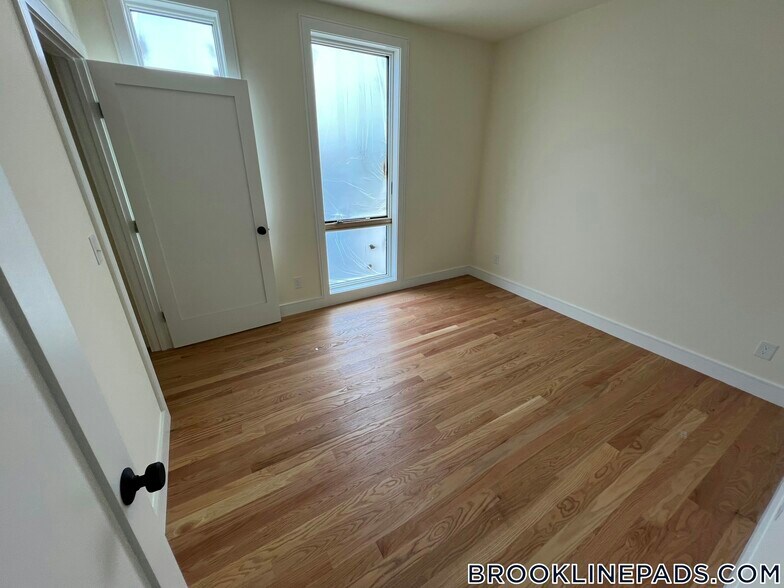 Building Photo - 65 Cameron St