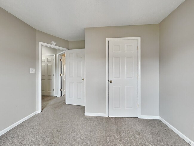 Building Photo - 10121 Pendula Dr