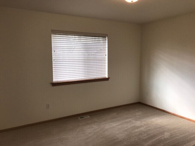 Building Photo - Beautifully Updated 4-Bedroom Home in Desi...
