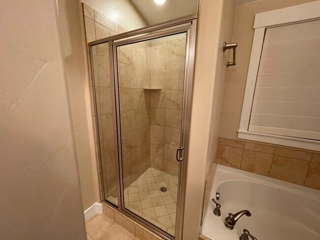 Building Photo - 4274 Lake Bridge Dr