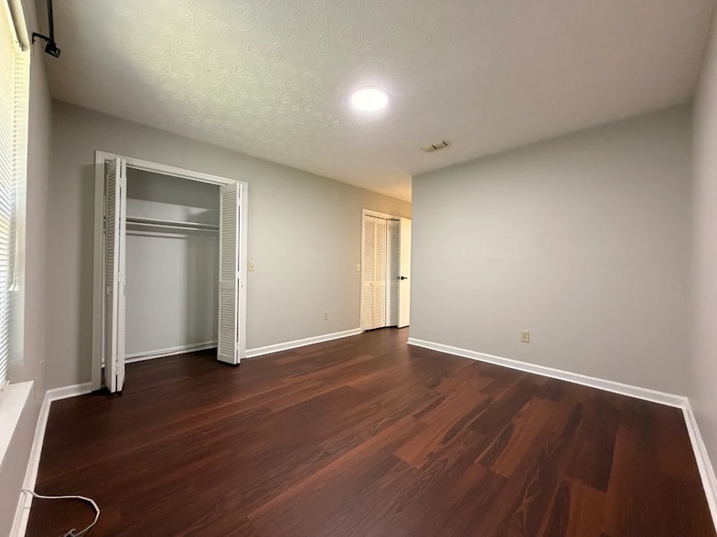 Building Photo - 120 Cumberland Ct