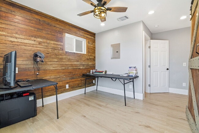 Building Photo - All-Inclusive Lakeside Living: 2BR Home with Flexible Lease Terms