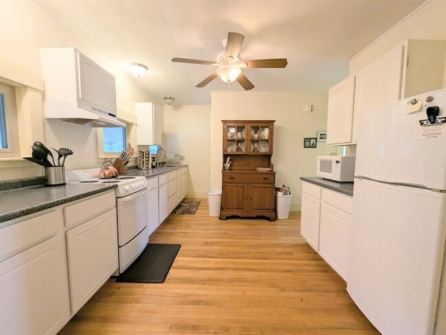 Building Photo - 613 Summer St