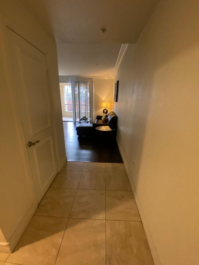 Primary Photo - Charming Fully Furnished 1 Bedroom Condo: ...