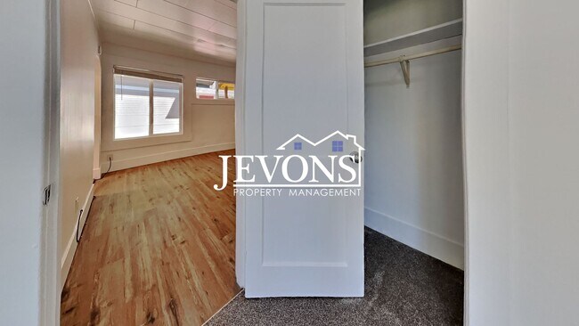 Building Photo - $300 Rent Credit - Well-kept ground-floor ...