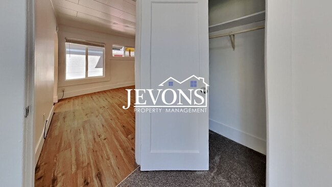 Building Photo - $600 Rent Credit - Well-kept ground-floor ...