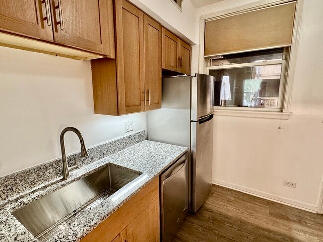 Building Photo - 6042 N Kenmore Ave