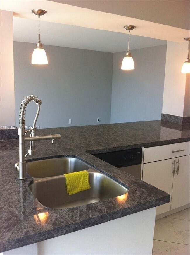 Building Photo - 16558 NE 26th Ave