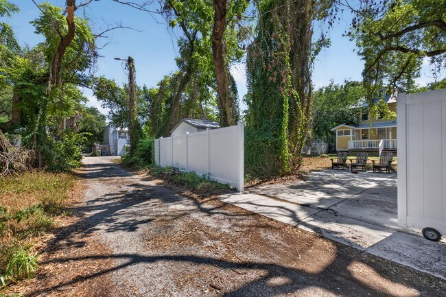 Building Photo - Stunning 4-bedroom home in Tampa! (Bonus room)