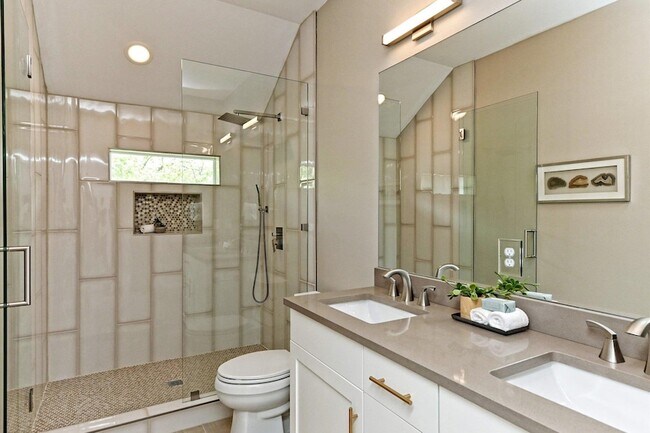 Building Photo - 1202 Cometa St