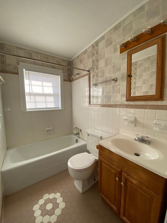 Building Photo - 18 Edwin Ave