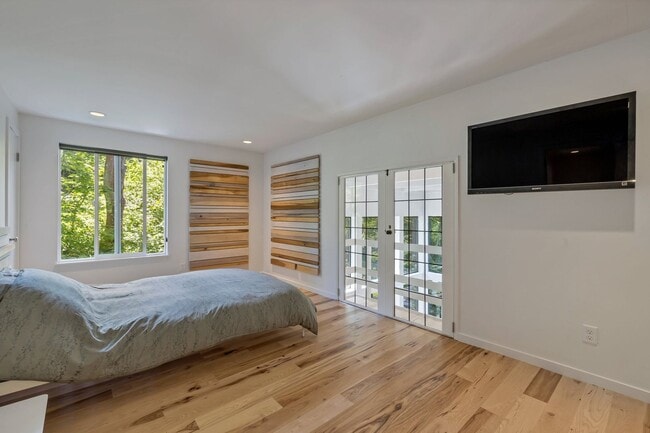 Building Photo - Great modern home located on Mercer Island