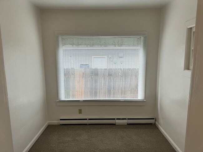 Building Photo - Large 4 bedroom, 1.5 bathroom farm house on River Rd!