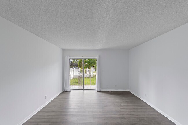 Building Photo - 495 SE 8th St