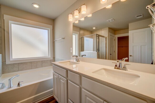 Building Photo - Gorgeous 4 BR, 3BA, Home with Loft, and 2 ...