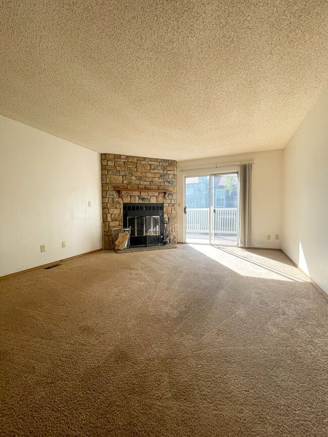 Building Photo - Beautiful 2-Bedroom Townhome in Aurora – A...