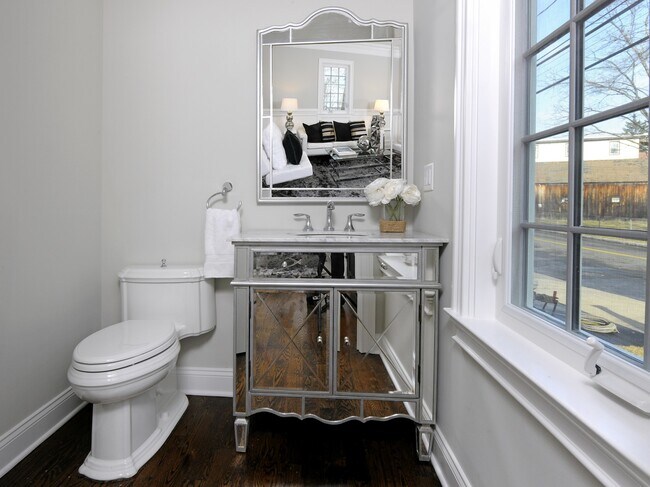 Building Photo - 200 Davis Ave