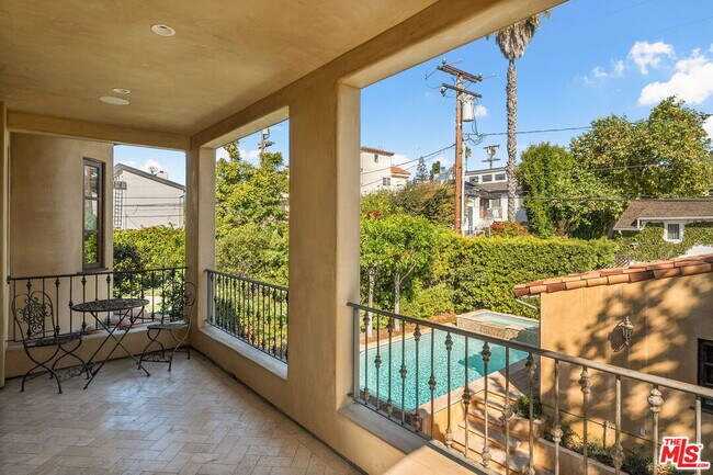 Building Photo - 823 Yale St