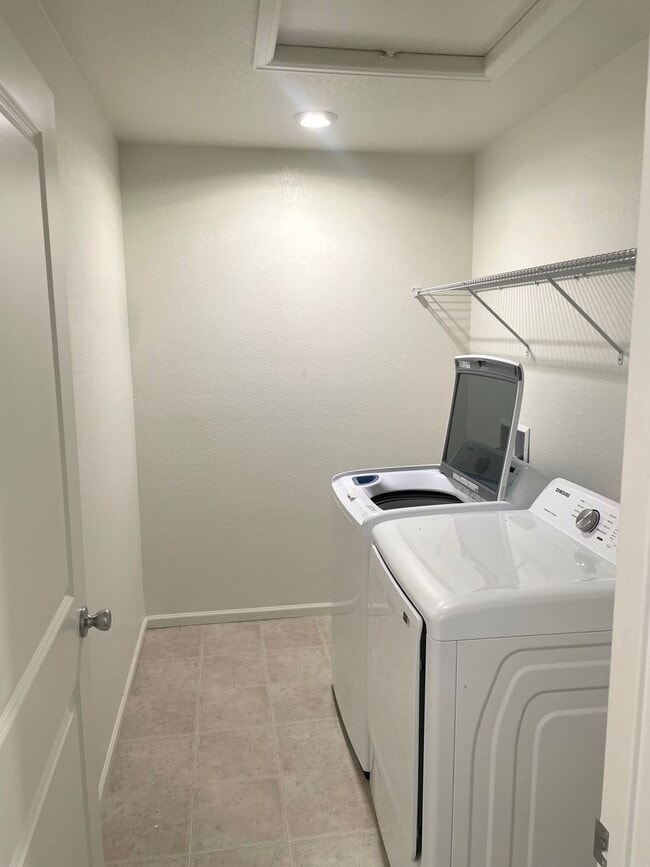 Building Photo - Beautiful 4bd 3.5 bath townhome for rent