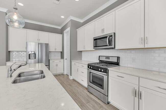 Building Photo - Charming Partially Furnished 3BR/2.5BA Home in the Heart of Park Circle — Available for Quick Mov...
