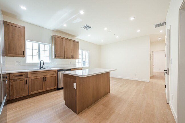 Building Photo - Modern Upstairs 3-Bed/2-Bath at 4222 – 1 M...