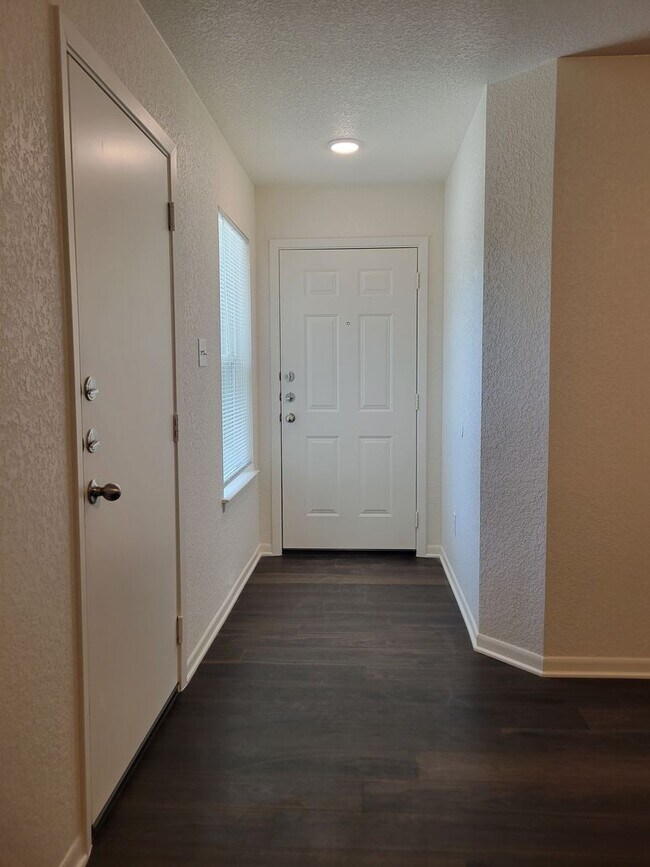 Building Photo - 504 S Juanita Dr