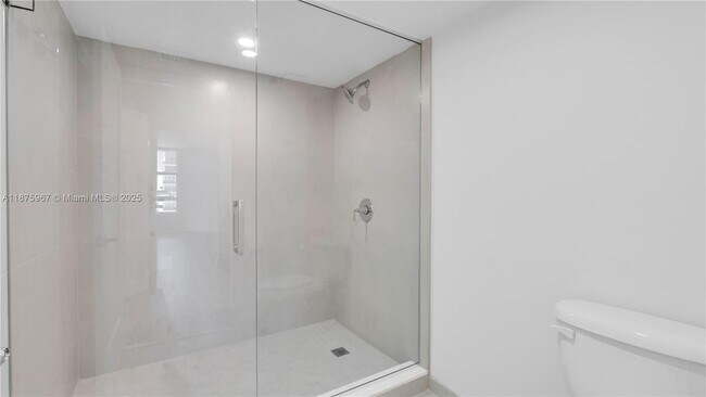 Building Photo - 555 NE 34th St