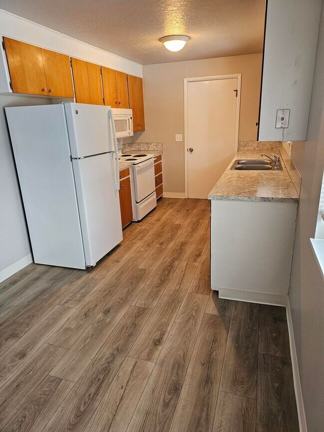 Building Photo - Beautifully Renovated 3 Bedroom, 1 1/2 Bathroom Duplex on the Boise Bench! Newer Carpet and Paint.