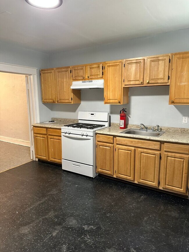 Building Photo - Spacious Home! Finished Basement! W/D! Available Now!