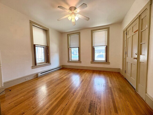 Primary Photo - 216 S Market St