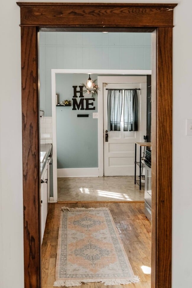 Building Photo - Charming 3 Bedroom Home with Hardwood Floo...
